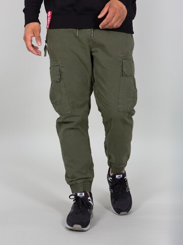ALPHA INDUSTRIES Tapered Cargo Pants in Green
