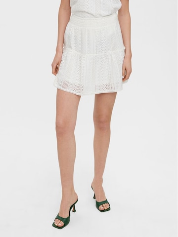 VERO MODA - Falda 'Honey' en blanco: frente