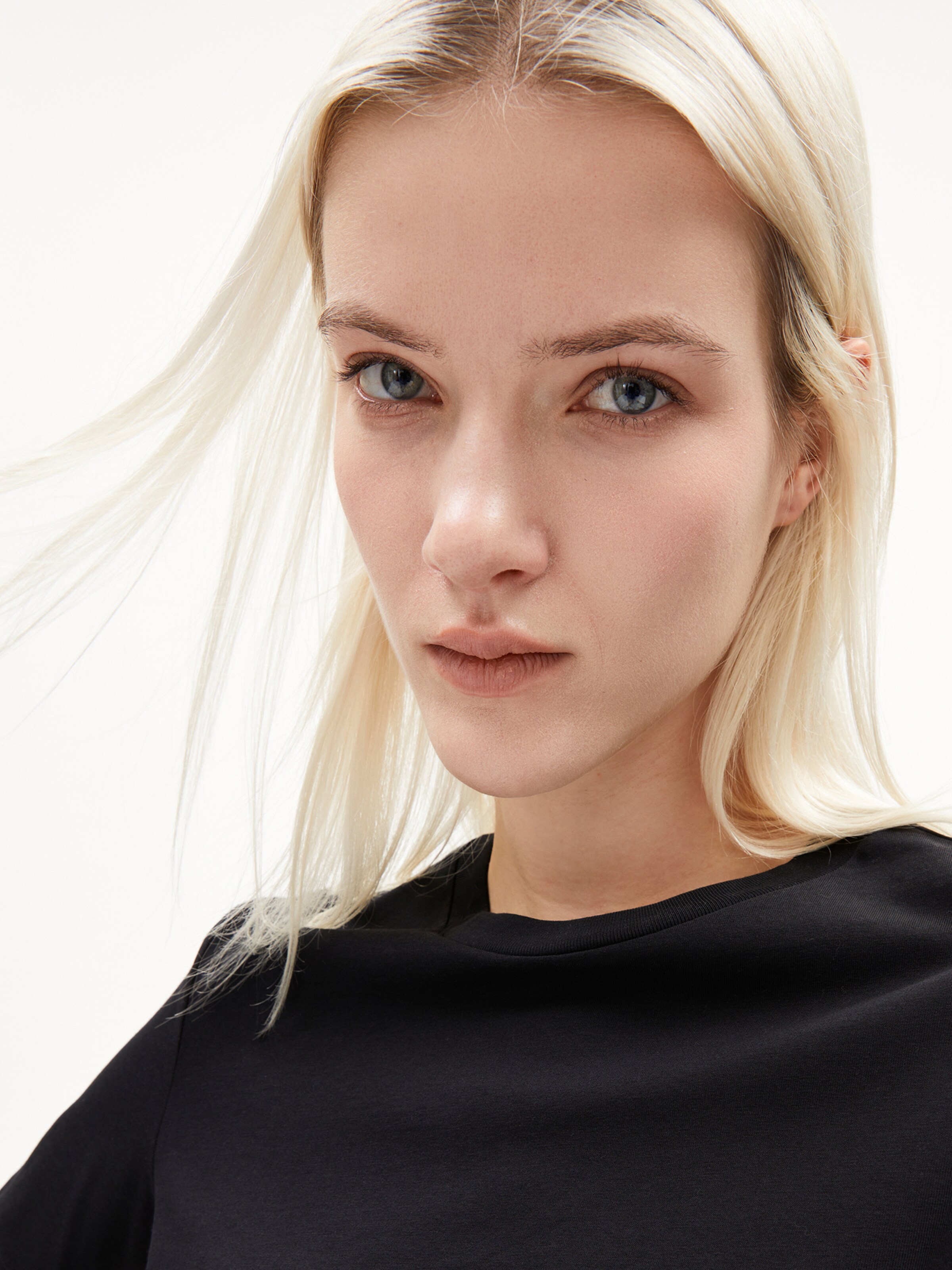 ARMEDANGELS Shirt ' LUALAA ' in Zwart: voorkant