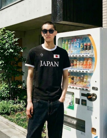 Tricou 'MUNDIAL' de la Bershka pe negru: față