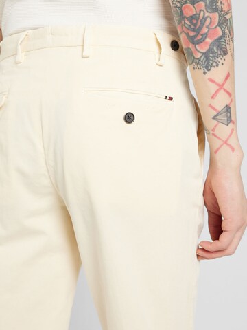 Tommy Hilfiger Tailored - Regular Calças chino 'Denton' em bege