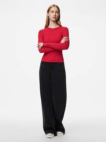 Pull-over 'PCCrista' PIECES en rouge