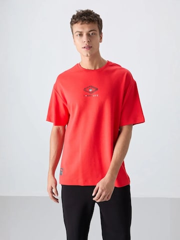 Maglietta di Tommy Life in rosso: frontale