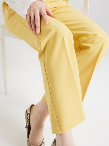 regular Pantaloni con piega frontale 'CHILD' di Marella in giallo