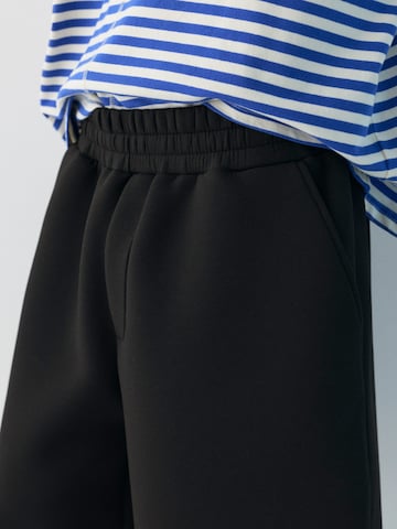 Pull&BearBaggy Hlače - crna boja