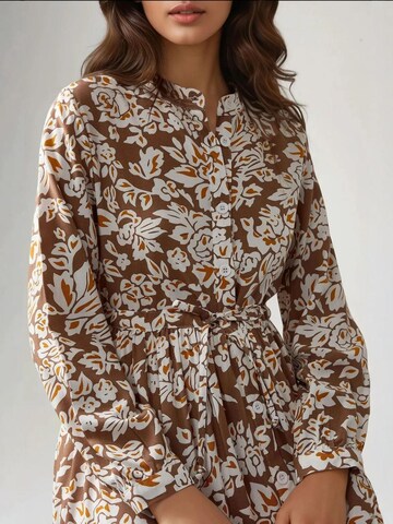 Hiccup - Vestidos camiseiros em castanho