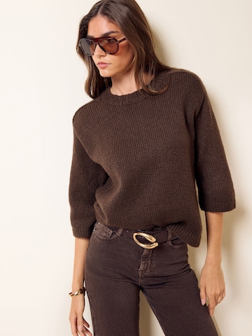 Pullover di Friends Like These in marrone: frontale