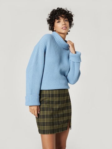 Pullover 'Caro' di A LOT LESS in blu