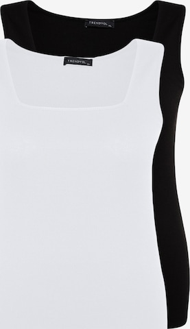 Trendyol Curve Pyjamapaita värissä musta: etupuoli