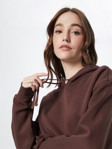 Monki - Sweatshirt em castanho