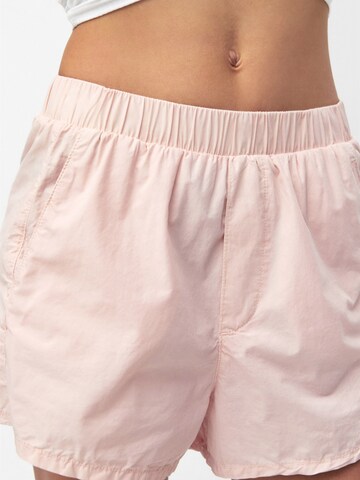 Regular Pantaloni de la Pull&Bear pe roz