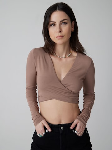 A LOT LESS T-shirt 'Ivana' i brun: framsida