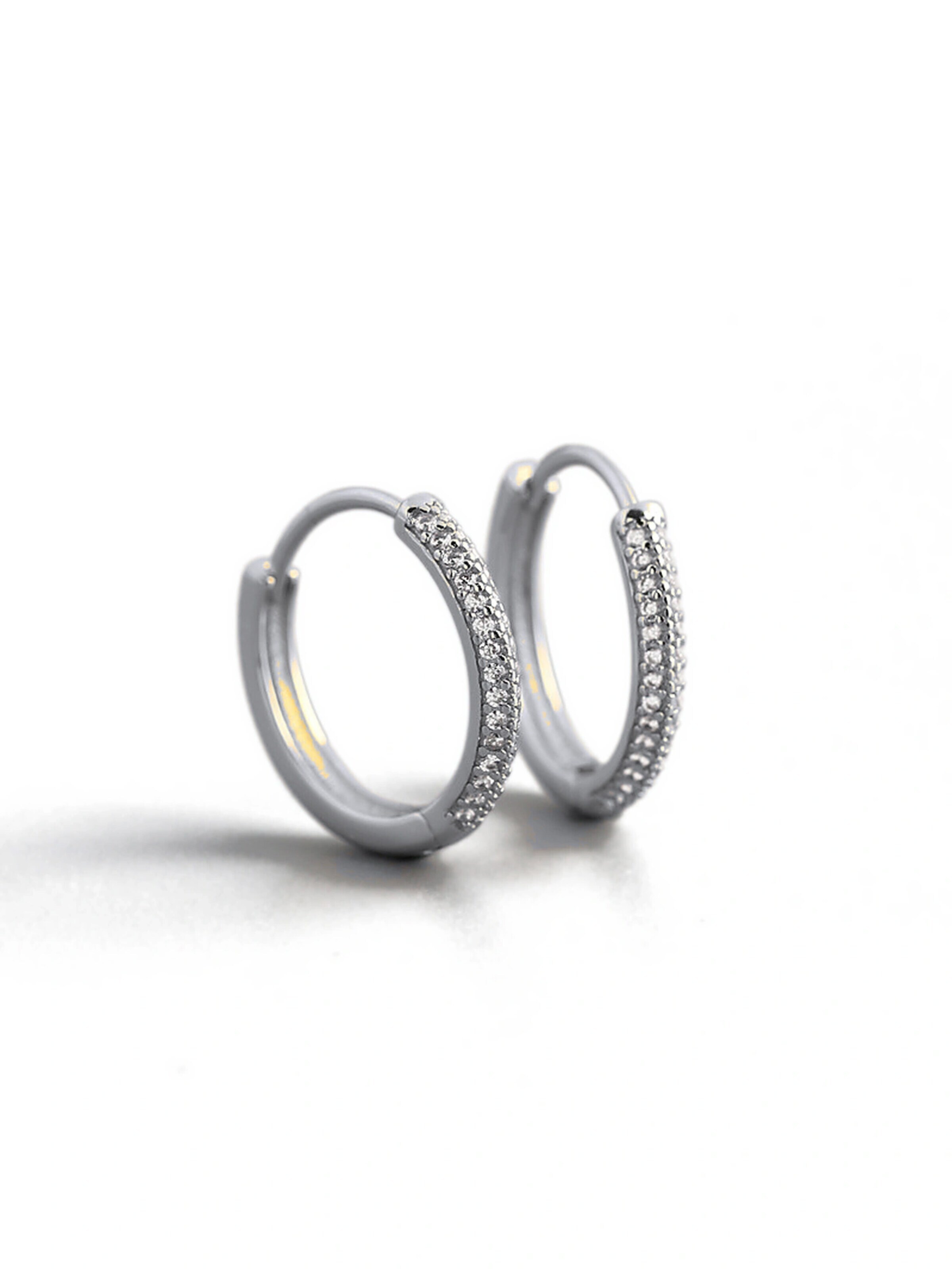 Staufergold Earrings 'Creolen „Glitzerrand“ – zartes Zirkonia-Pavé, elegant' in Silver: front