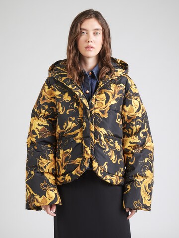 Versace Jeans Couture Φθινοπωρινό και ανοιξιάτικο μπουφάν σε μαύρο: μπροστά