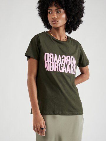 MADS NORGAARD COPENHAGEN T-shirt 'Trenda' i grön: framsida