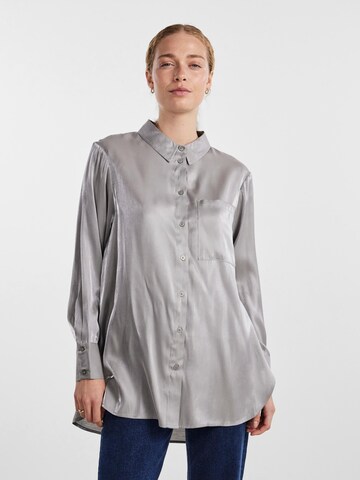 PIECES Blus 'SOLA' i silver: framsida