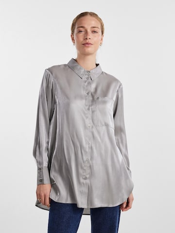 Camicia da donna 'SOLA' di PIECES in argento: frontale
