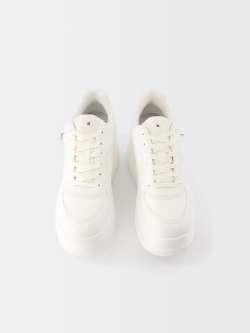 Sneaker bassa di Bershka in bianco