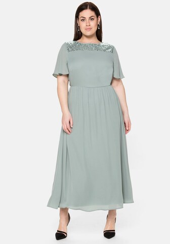 SHEEGO - Vestido de noche en verde: frente