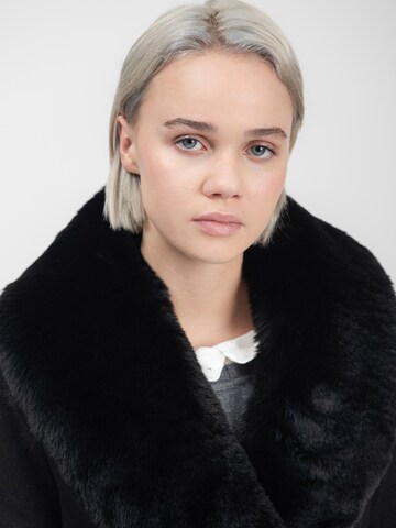 Influencer Mantel in Schwarz