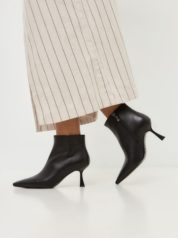 CESARE GASPARI Stiefelette in Schwarz