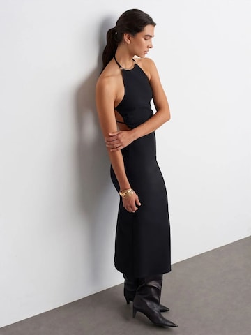 Dilvin Midi Kleid in Schwarz: Vorderseite