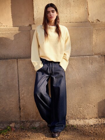 Bershka Пуловер в жълто