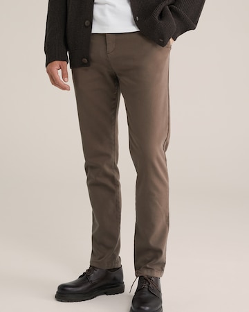 WE Fashion - Slimfit Pantalón chino en marrón: frente