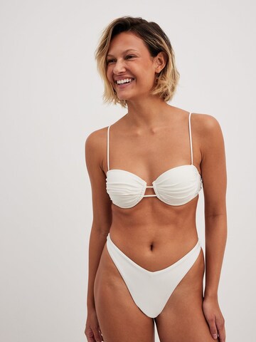 NA-KD Bandeau Bikinitop in Weiß: Vorderseite