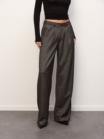 RÆRE by Lorena Rae Loosefit Παντελόνι πλισέ σε καφέ: μπροστά