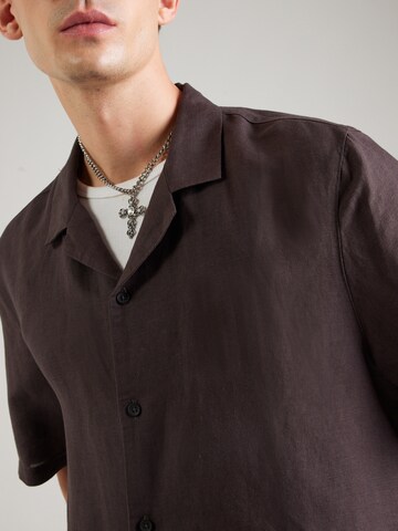 TOPMAN Comfort Fit Hemd in Braun