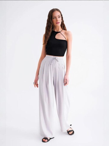 Wide leg Pantaloni con pieghe di MixRay in grigio