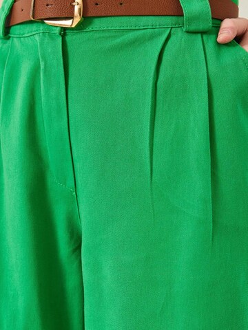Wide leg Pantaloni con pieghe di Bianco Lucci in verde