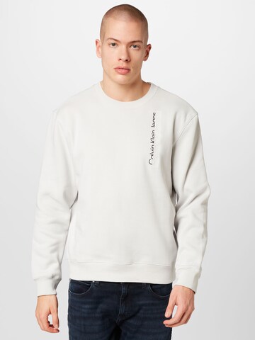 Sweat-shirt Calvin Klein Jeans en blanc : devant