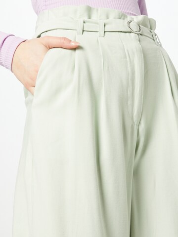 Wide leg Pantaloni cutați 'Payton' de la ONLY pe verde