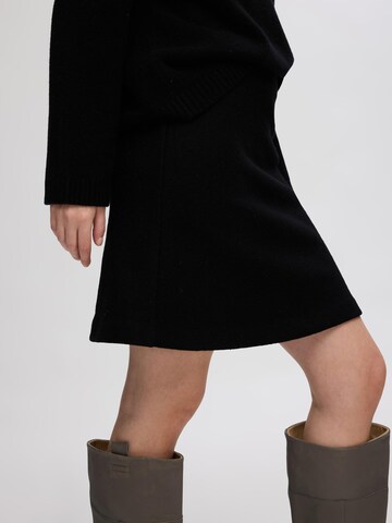 SELECTED Rok in Zwart