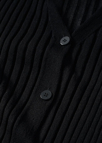 MANGO Плетена жилетка 'Bonne' в черно