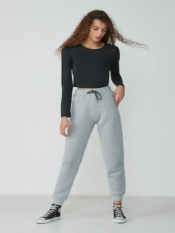 C&City Pants in Grey: front