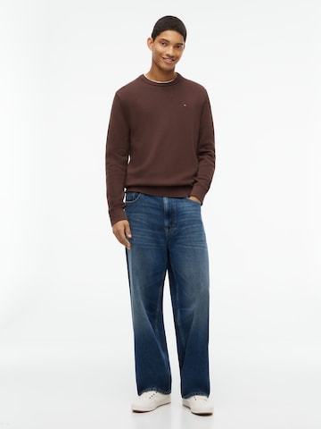 Pull-over 'ESS' Tommy Jeans en marron : devant