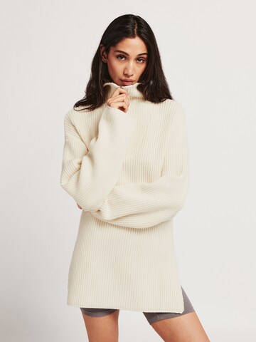 Lezu Sweatshirt 'Klara' in Beige: predná strana