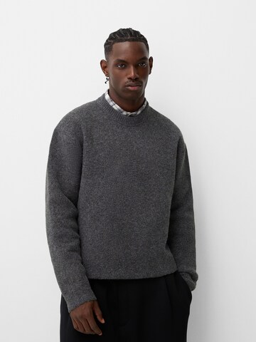 BershkaPulover - siva boja: prednji dio