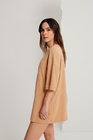 A LOT LESS - Camiseta talla grande 'Luna' en beige