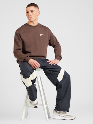 Nike SportswearRegular Fit Sweater majica 'CLUB' - smeđa boja