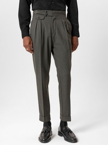 Tapered Pantaloni con pieghe di Antioch in grigio: frontale