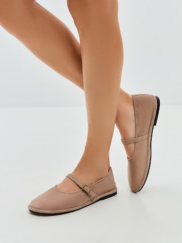 CESARE GASPARI Strap ballerina in Beige