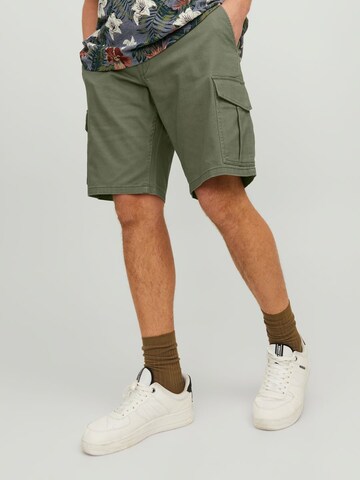 regular Pantaloni cargo di Jack & Jones Plus in verde: frontale