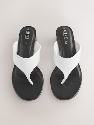 Next - Sandalias de dedo 'Forever Comfort' en blanco