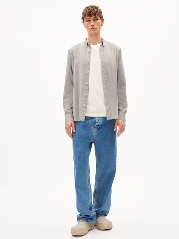 Coupe regular Chemise 'QUAASA' ARMEDANGELS en gris