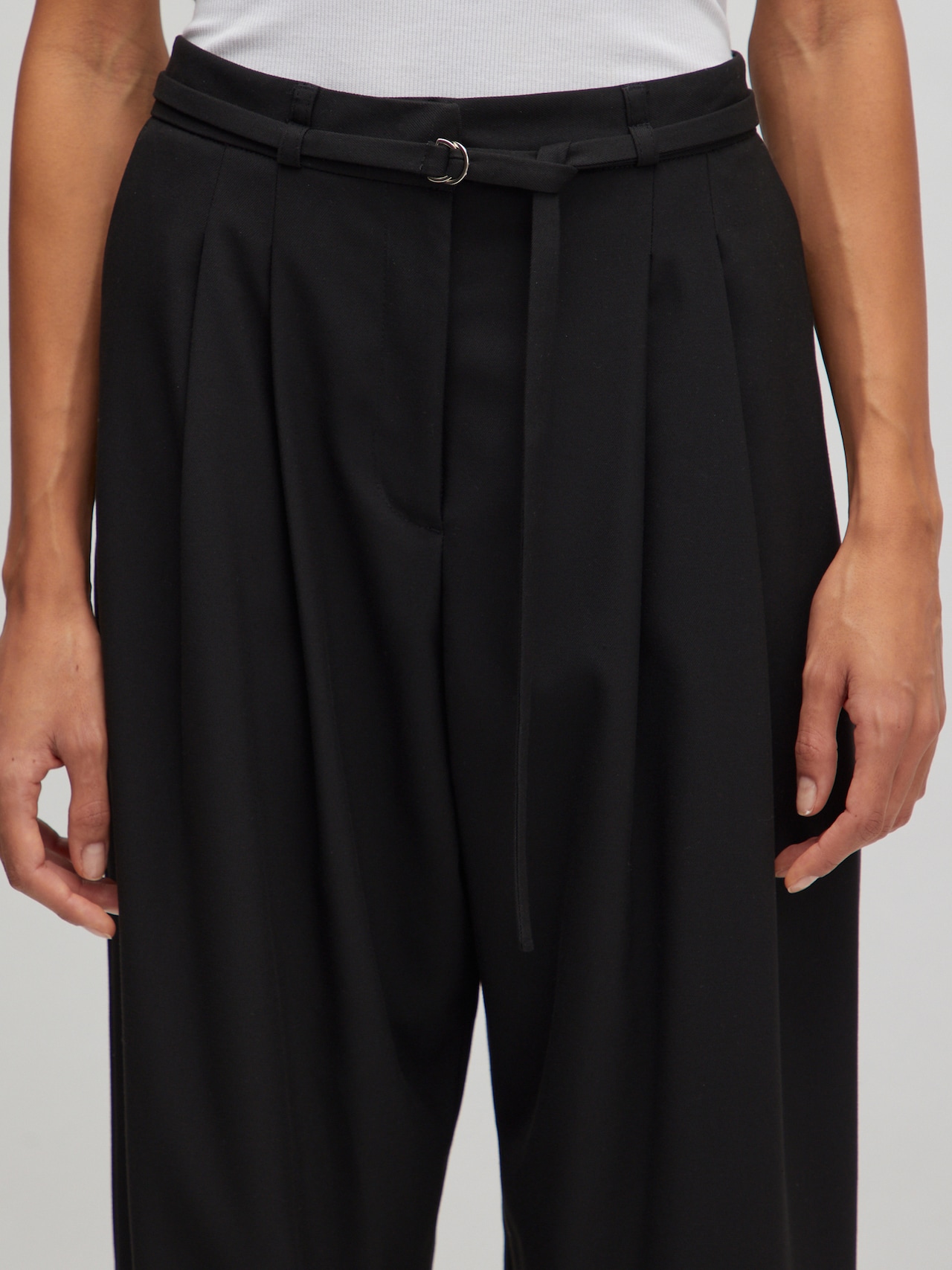 EDITED Pantalon à plis 'Elna' noir