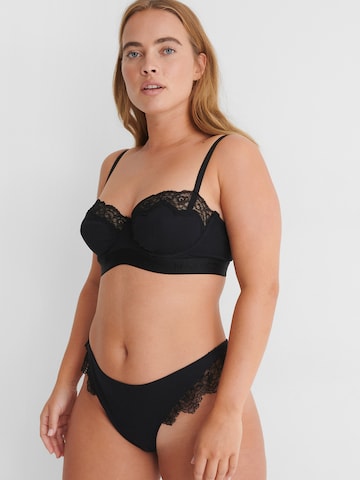 hunkemöller x NA-KD Balkonetová Podprsenka 'Amalia' – černá